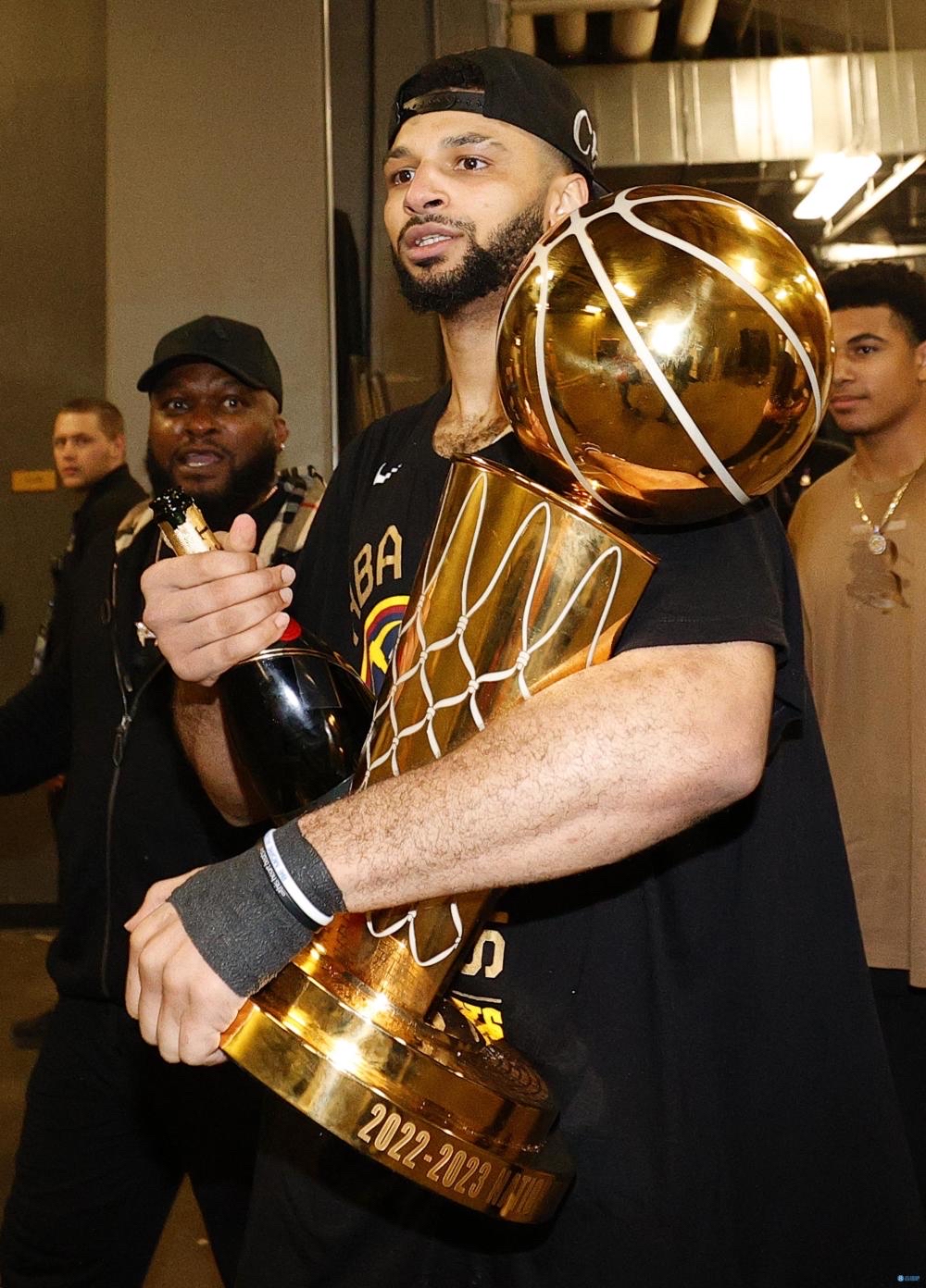 关于里昂训练开放日；转会期单刀错失引欢呼；CBA常规赛在即；身体对抗强度拉满的信息-开云体育