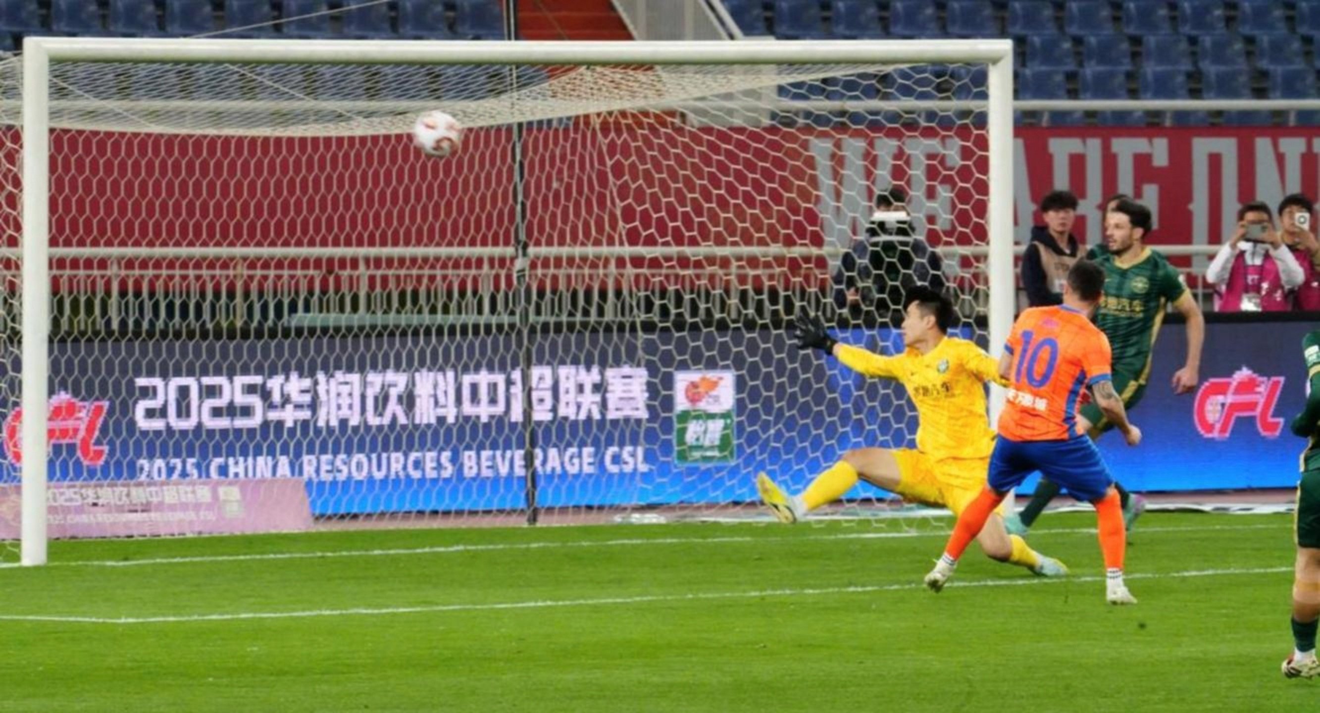 中超今晚再迎强敌；新疆广汇再遭质疑；主帅态度：球迷炸锅；轮换策略成焦点(新疆广汇退赛原因)-开云体育入口